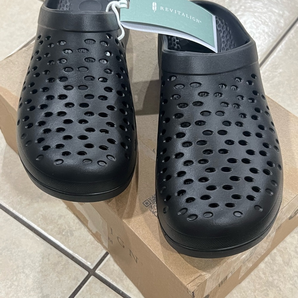 REVITALIGN Men's Black Perforated Clogs